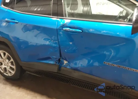 2022 Jeep Compass Latitude Lux 4X4 z USA, uszkodzony, nr VIN 3C4NJDFB8NT194788